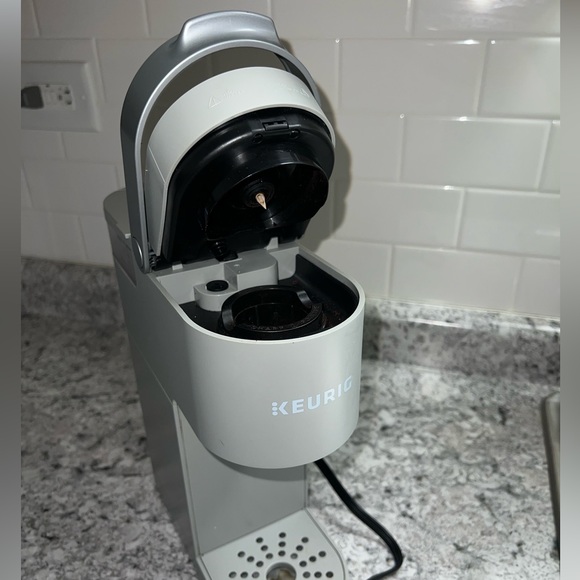 Kuerig Coffee maker - Picture 3 of 8